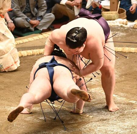 郷ノ山をはたき込みで破った王鵬（撮影・園田高夫）