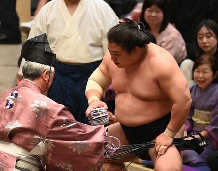 懸賞金の束を手にする若貴景（撮影・園田高夫）