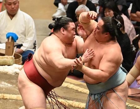 琴勝峰（右）を押し出しで破った隆の勝（撮影・園田高夫）