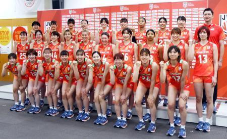 　ポーズをとるバレーボール女子日本代表＝１１日、味の素ナショナルトレーニングセンター