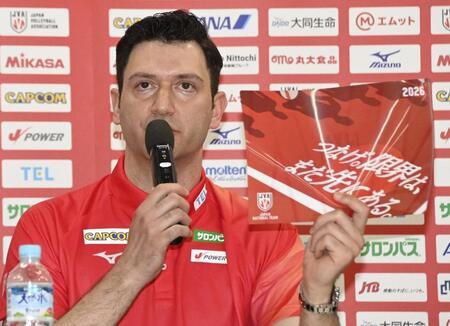 会見で意気込みを語るバレー女子日本代表のアクバシュ監督