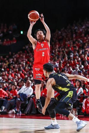 　群馬とのＢリーグＣＳ準々決勝第３戦でシュートを放つ千葉Ｊの富樫＝ららアリーナ東京ベイ（（Ｃ）Ｂ．ＬＥＡＧＵＥ）