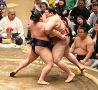 熱海富士（右）を寄り切りで破った平戸海（撮影・園田高夫）