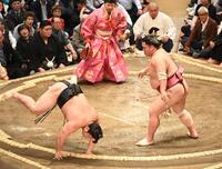 若元春（左）をはたき込みで破った大栄翔（撮影・園田高夫）
