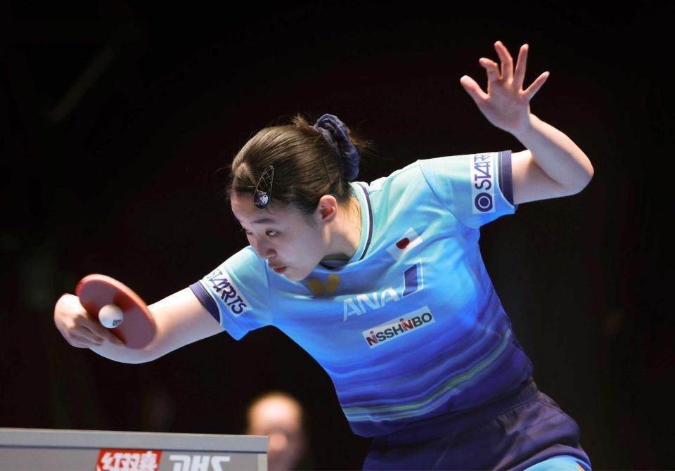 　女子決勝の中国戦でプレーする張本美和（共同）