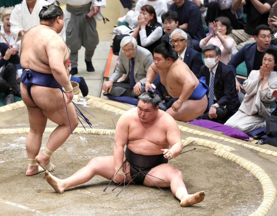 　高安に上手投げで敗れた豊昇龍（撮影・石井剣太郎）