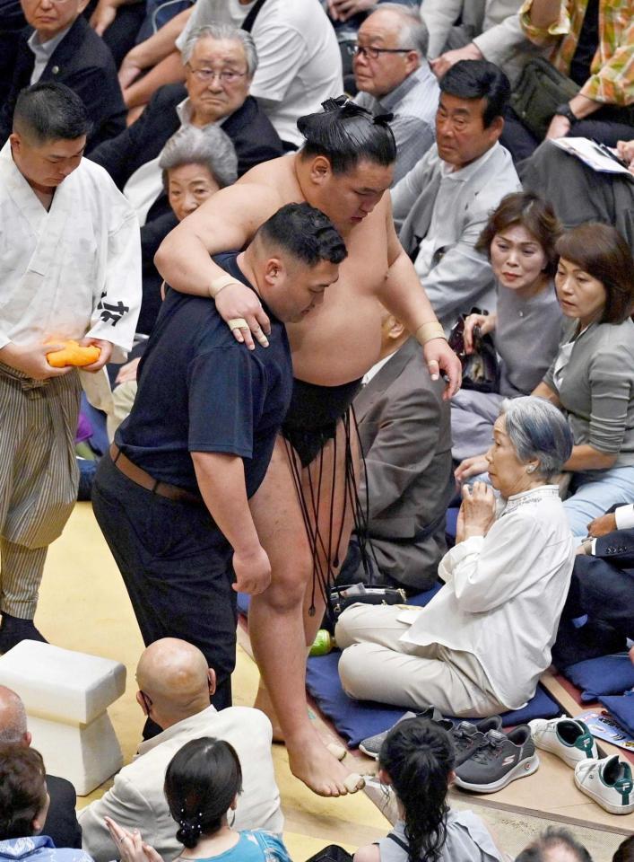 　肩を借りて引き揚げる豊昇龍