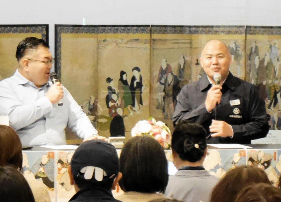 千賀ノ浦親方（右）と大嶽親方