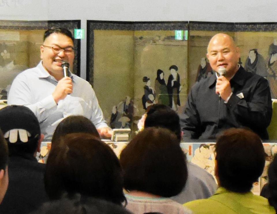 トークショーを行った千賀ノ浦親方（右）と大嶽親方