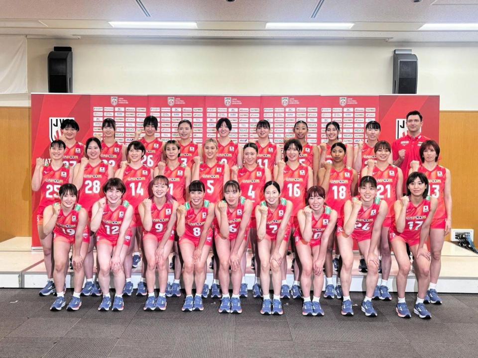新ユニホームを着用する日本代表選手ら