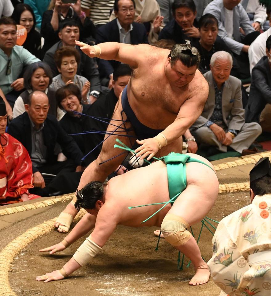 引き落としで一山本を破り２勝目を挙げた高安（撮影・園田高夫）