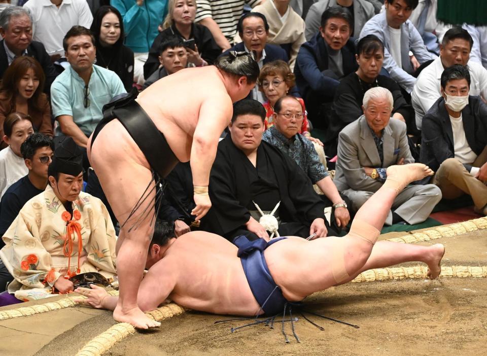 藤青雲（右）を土俵際の肩すかしで破った正代（撮影・園田高夫）
