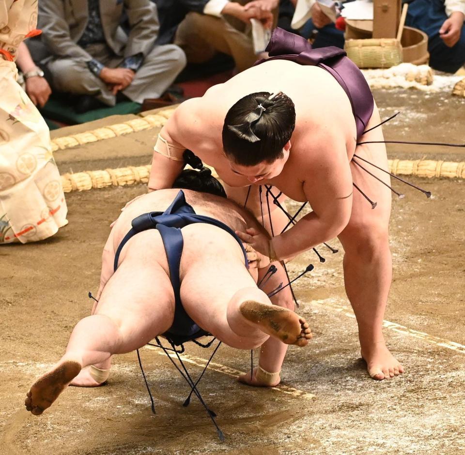 郷ノ山をはたき込みで破った王鵬（撮影・園田高夫）