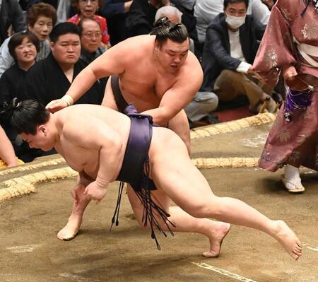 　義ノ富士（下）を突き落としで下した霧島（撮影・園田高夫）