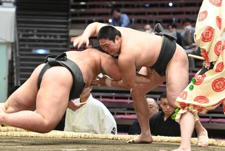 前相撲で勝利した垣添（右）＝撮影・園田高夫