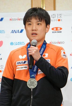 卓球の世界選手権団体戦から帰国し、記者会見する張本智和＝12日、東京都港区