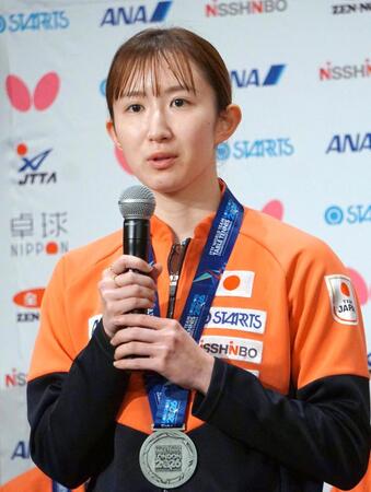 卓球の世界選手権団体戦から帰国し、会見する早田ひな＝12日、東京都港区