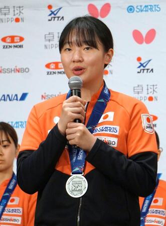 卓球の世界選手権団体戦から帰国し、記者会見する張本美和＝12日、東京都港区