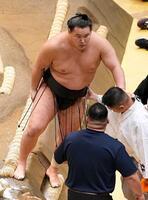 　１０日の大相撲夏場所初日、高安との一番で敗れ、肩を借りながら土俵を下りる豊昇龍