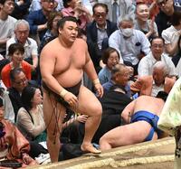 藤ノ川を下し３連勝の霧島（撮影・園田高夫）