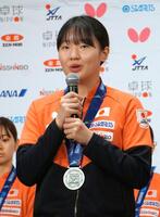 卓球の世界選手権団体戦から帰国し、記者会見する張本美和＝12日、東京都港区