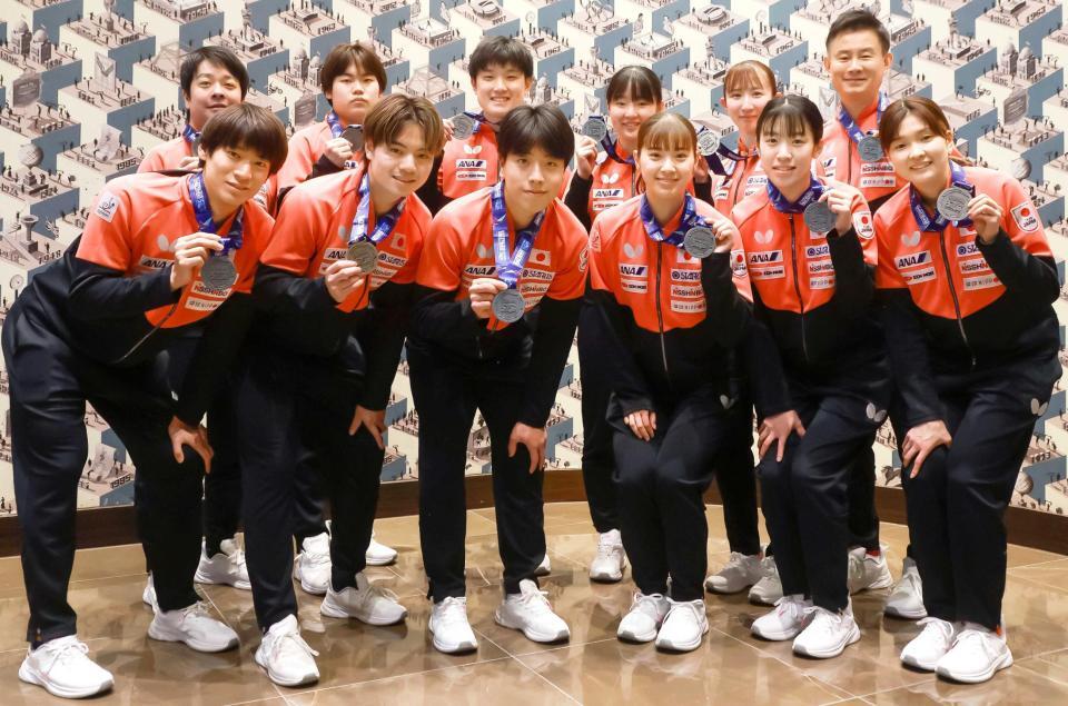 　卓球の世界選手権団体戦でともに２位になった男女日本チーム（共同）