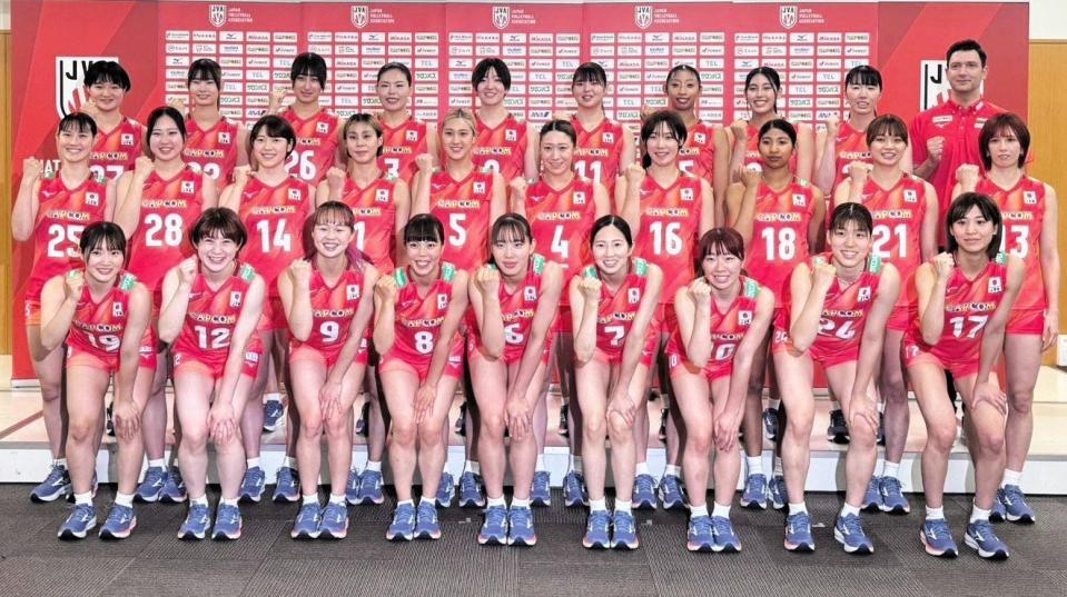 新ユニホームを着用する日本代表選手ら