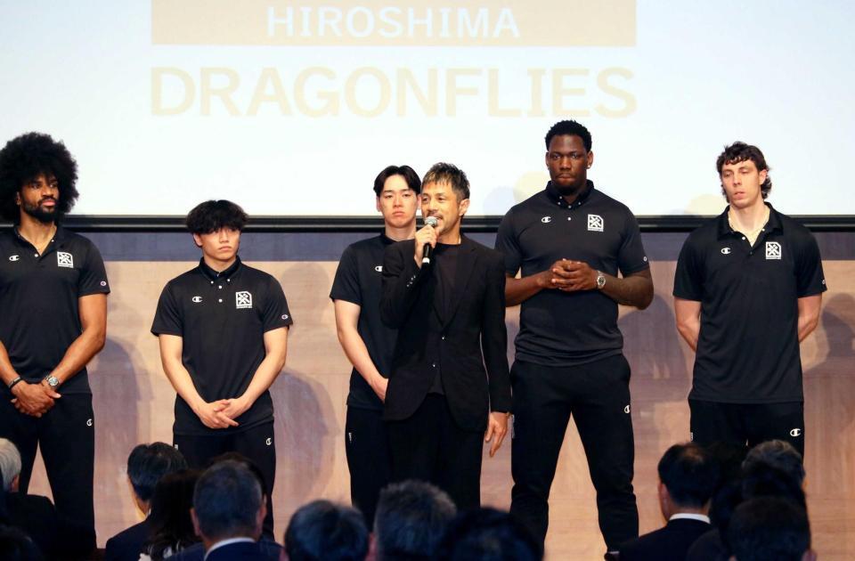 「シーズンパートナー感謝の会」で、あいさつをするドラゴンフライズ・朝山ヘッドコーチ（撮影・市尻達拡）