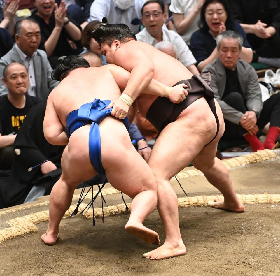 藤ノ川（左）を寄り切りで下し３連勝の霧島（撮影・園田高夫）