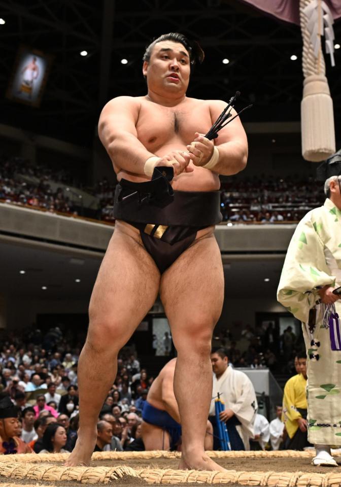 霧島が寄り切りで藤ノ川を下す
