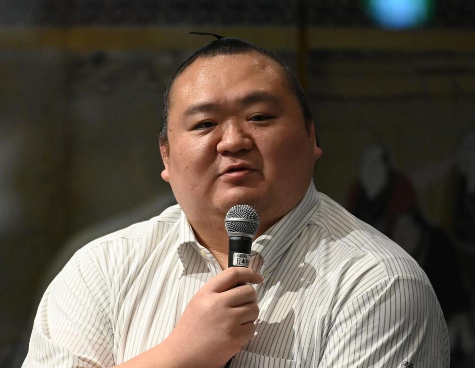 トークショーを行った元宝富士の桐山親方（撮影・園田高夫）