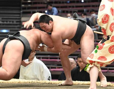 　前相撲で勝利した垣添（右）