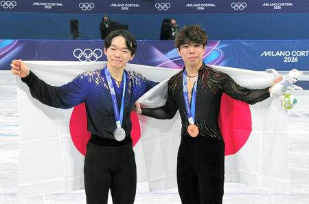 　ミラノ・コルティナ冬季五輪で日の丸を掲げる銀メダルの鍵山優真（左）と銅メダルの佐藤駿（２月）