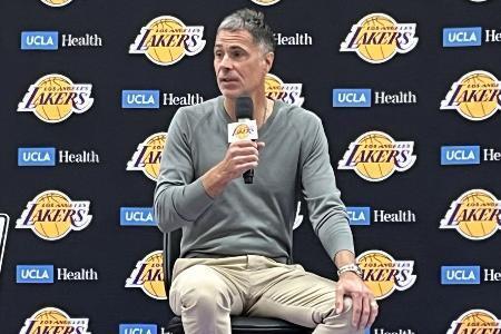　ＮＢＡのプレーオフカンファレンス準決勝でレーカーズが敗退し、今季の総括会見を行うペリンカＧＭ＝１２日、ロサンゼルス近郊（共同）