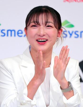 現役引退の記者会見で笑顔を見せるフィギュアスケート女子の坂本花織さん