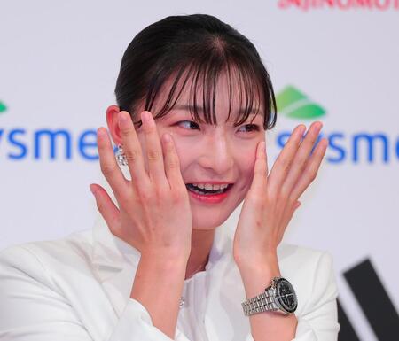現役引退の記者会見で涙を流すフィギュアスケート女子の坂本花織さん