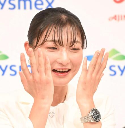 会見で涙する坂本花織さん（撮影・高部洋祐）