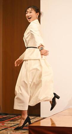軽快に壇上から飛び降りる坂本花織さん（撮影・高部洋祐）