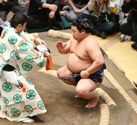 高安を押し出しで破り、懸賞金を手にする平戸海