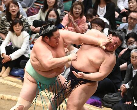 義ノ富士（右）に厳しい攻めを浴びせ押し出しで破った琴桜（撮影・園田高夫）