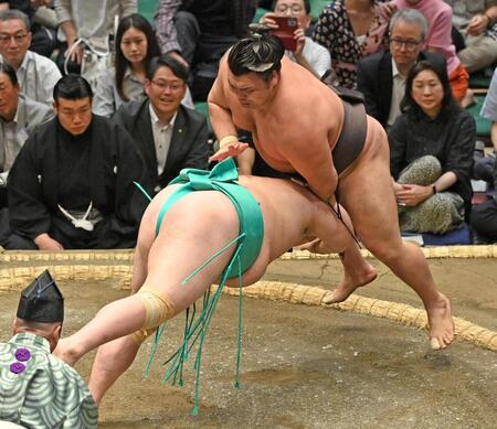 霧島（右）がはたき込みで一山本を下す