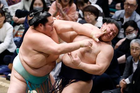 　義ノ富士（右）を攻める琴桜。押し出しで下す＝両国国技館