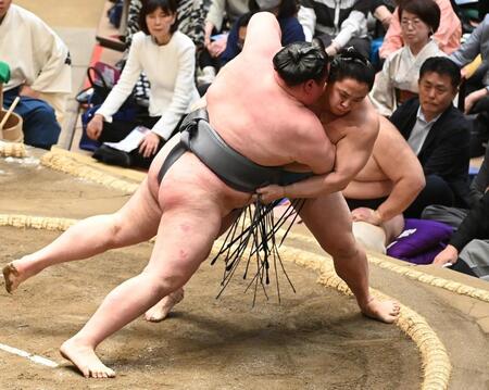金峰山を下手投げで破った琴栄峰（撮影・園田高夫）