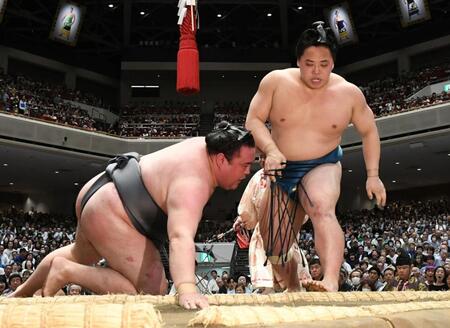 金峰山（左）を下手投げで破り、土つかずの４連勝の琴栄峰（撮影・佐藤厚）