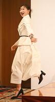 軽快に壇上から飛び降りる坂本花織さん（撮影・高部洋祐）