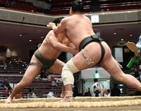 応時山（右）を寄り切りで破った朝力丸（撮影・佐藤厚）