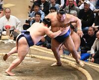 平戸海（左）に押し出しで敗れた高安（撮影・園田高夫）