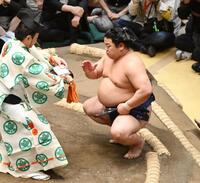 高安を押し出しで破り、懸賞金を手にする平戸海