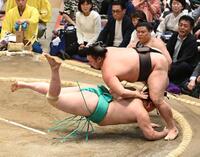 一山本を豪快にはたき込み全勝を守った霧島（右）＝撮影・園田高夫