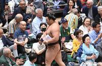 分厚い懸賞金の束を小脇に抱え花道を引きあげる霧島（撮影・園田高夫）